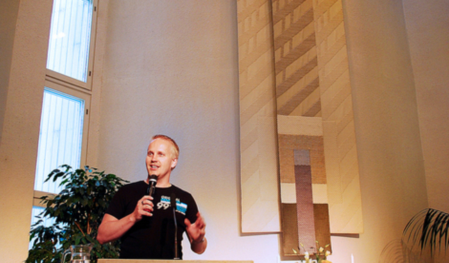 Stefan Sigfrids är pastor i Sion i Vasa. Han påminner om att alla församlingar är en produkt av den tid de verkar i. (foto: Patrik Hellström)