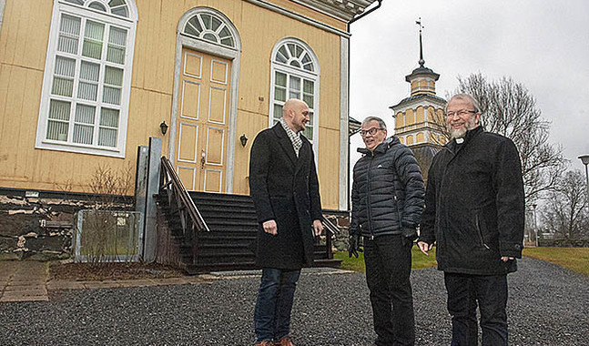 Kyrkoherdarna Niklas Wallis, Timo Saitajoki och Anders Store tror att det finns en beredskap i kommunen att slå ihop församlingarna.