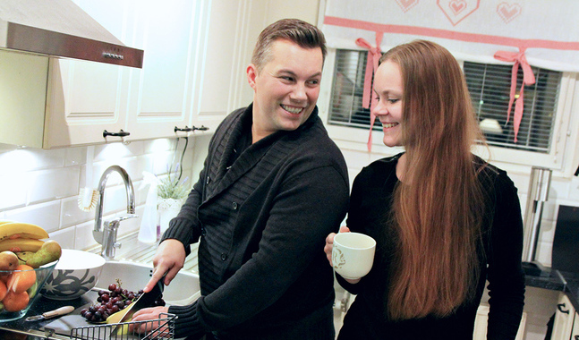 Lägg städning och matlagning på en lagom nivå säger Daniel och Rebecka Björk som väljer att öppna sitt hem för andra under julaftonen.