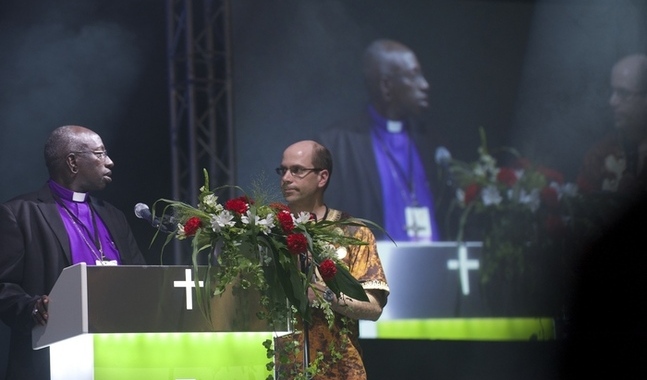 Biskop Jacob Moreto välkomnas av missionssekreteraren i Vasa svenska församling, Martin Sandberg.