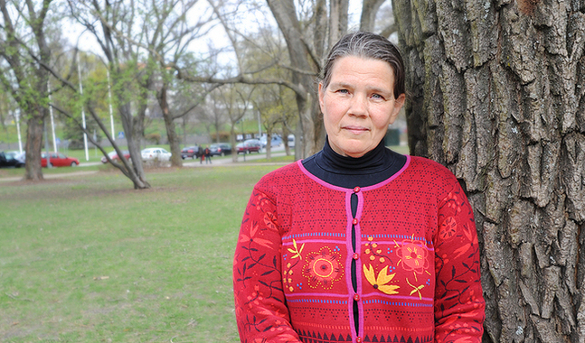 Bodil Sandell tycker att vi förlorat sanningsbegreppet när alla sanningar i vår tid är lika gångbara.
– Livet är som en saga, men ändå på riktigt, säger hon. (Foto: Tomas von Martens)