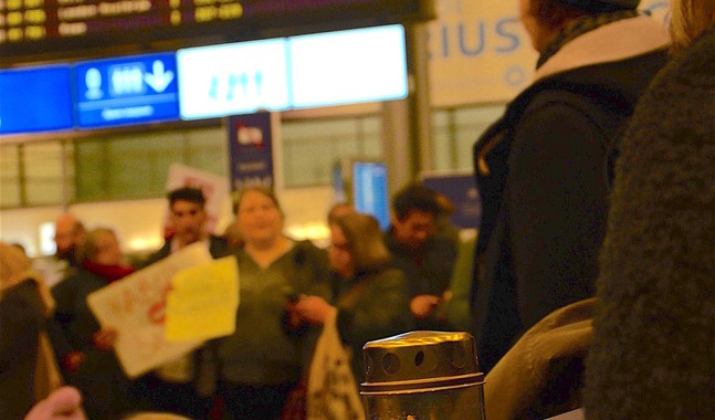 Arkivbild från Helsingfors-Vanda flygplats och demonstrationen mot deporteringen av afghanska asylsökande.