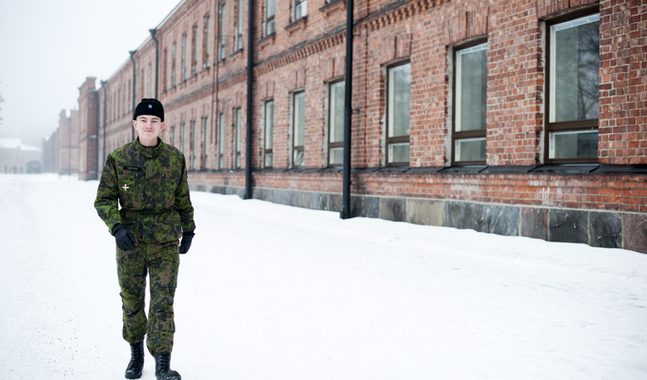 Beväringspastor Samuel Erikson tycker att kyrkan ska finnas bland sina medlemmar, också i det militära.