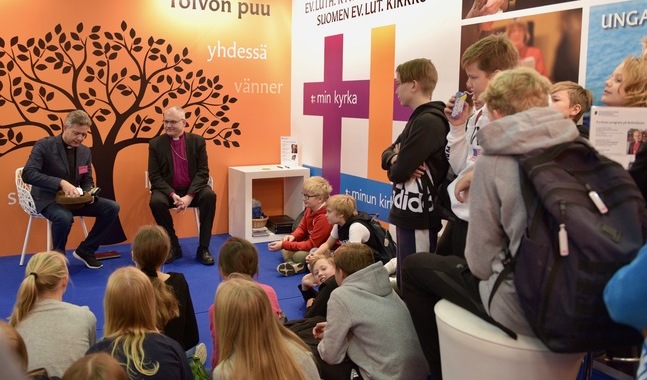 Eleverna från Eklöfska skolan i Borgå har tänkt ut en hel hatt full med frågor att ställa till biskopen.