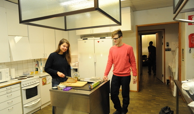 Ica Holmberg och Jakob Ventin gör i ordning frukost för nattgästerna.