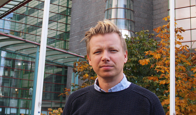 Emanuel Karlsten är uppväxt inom Frälsningsarmén på Gotland. Nu bor han i Göteborg och jobbar bland annat som krönikör på Göteborgsposten.