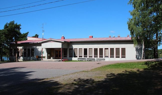 Församlingshemmet i Houtskär fungerar som tillfällig skola.