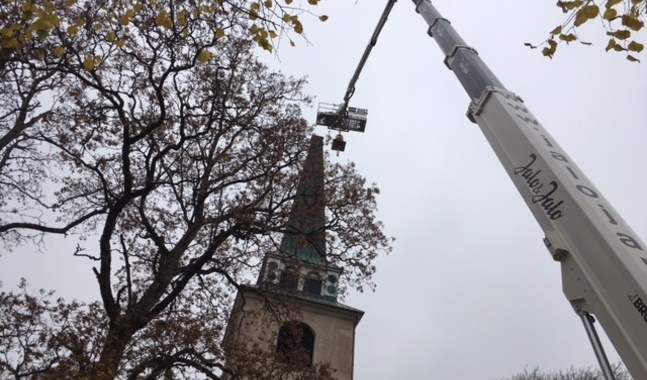 Så här såg det ut när Degerby kyrka återfick sitt gyllene kors.