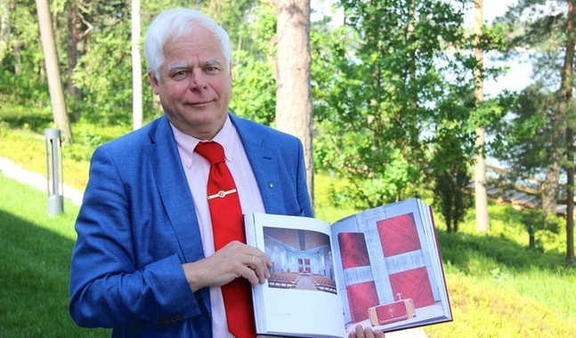 Peter Didrichsen visar upp sin favorit av konstnären Pauno Pohjolainens skapelser. Den heter Altarverk och står i Rantasalmi kyrka. (Foto: Michaela Rosenback)