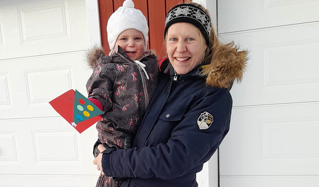 Hela familjen tycker om att vara aktiv, säger Julia Järveläinen, här med sin dotter.