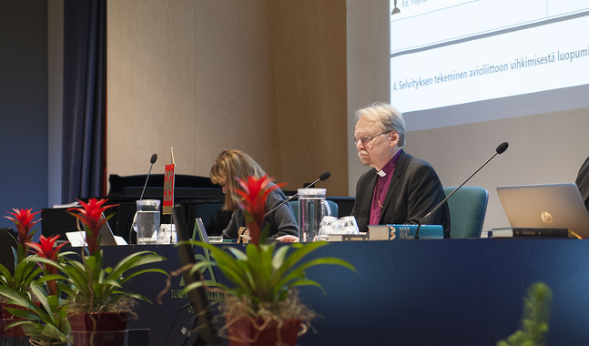 Ärkebiskop Kari Mäkinen fick än en gång sitta ordförande i långköraren om kyrkans vägval i äktenskapsfrågan.