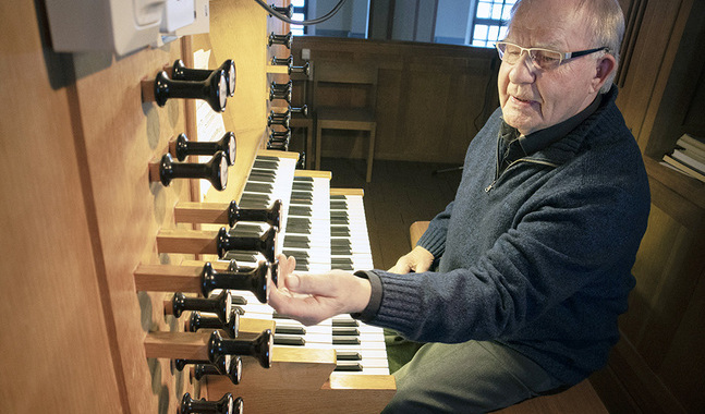 Lars Wikström säger att det tillfredsställer sinnet att få spela orgel, även om han efter pensioneringen inte spelat så mycket som han hade föreställt sig.