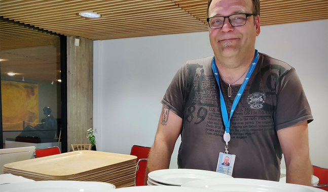 Benjamin Laustiola är den konkreta länken mellan butikernas överblivna matlager och de matserveringar och -utdelningar som församlingarna i Helsingfors ansvarar för.