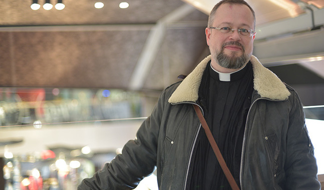 Mikael Busck-Nielsen är den enda svenskspråkiga 
prästen som jobbar
i ett köpcenter i 
Helsingfors.