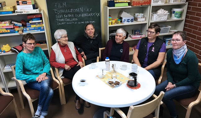 Kaffe och en pratstund gör gott. Från vänster Hjördis Bredenberg, Arla Andersson, Elinor Rehnström, Gunhild Lindström, Rose Nyström och Denise Paananen.