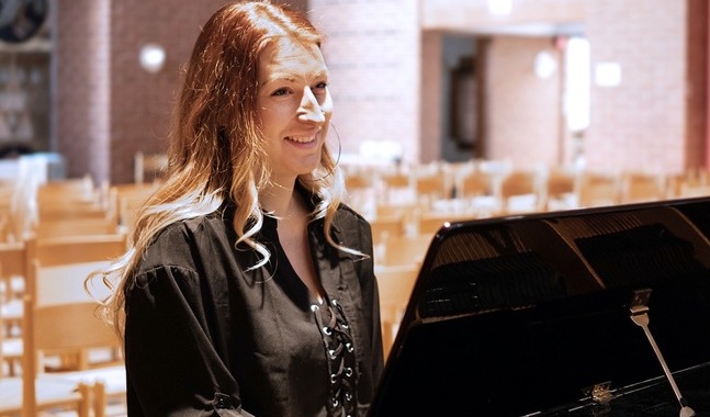 Emma Gustafsson hoppas många vill sjunga med i Voice. 