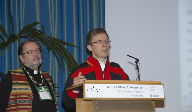 Samisk kirkeråds generalsekreterare Tore Johnsen talar på Kyrkornas världsråds centralkommittés möte i Trondheim.
