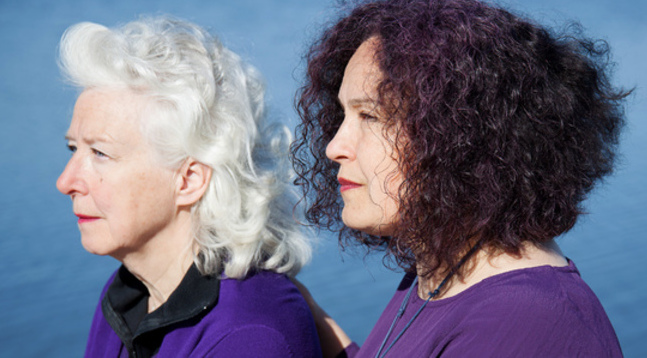 Carita Holmström (till vänster) och Annika Cleo använde sina egna erfarenheter av sorg när de skrev material för konserten.