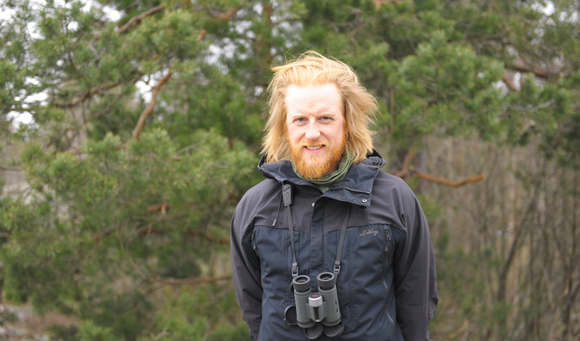 Tom Nylund är ofta utrustad med kikare. Han vill följa med minsta myra till största duvhök. Därför gillar han vintern, då är intrycken färre.