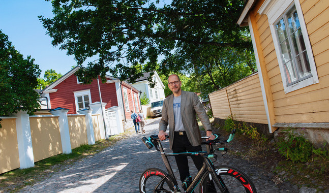 Den dagen då intervjun gjordes cyklade Magnus Riska från hemmet i Helsingfors till jobbet i Borgå.