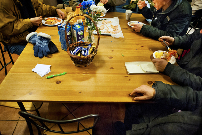 På VEPA-centret kan hemlösa komma in och få ett gratis mål mat, en kopp kaffe och socialt umgänge. Ingen är för illa däran för att platsa in. (foto: Johan Myrskog)