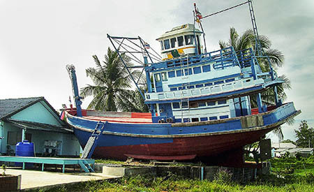 I huset där den blåa båten strandat samlades den första kristna församlingen i Nam kem. Båten står numera i en minnespark.