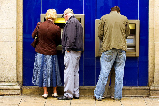 En bankautomat är en billig lösning för bankerna och de flesta bankkunder. Men i takt med att allt fler ärenden flyttas till nätet marginaliseras allt flere personer, främst äldre. Digitaliseringen kan hota deras mänskliga rättigheter. FOTO:ISTOCK