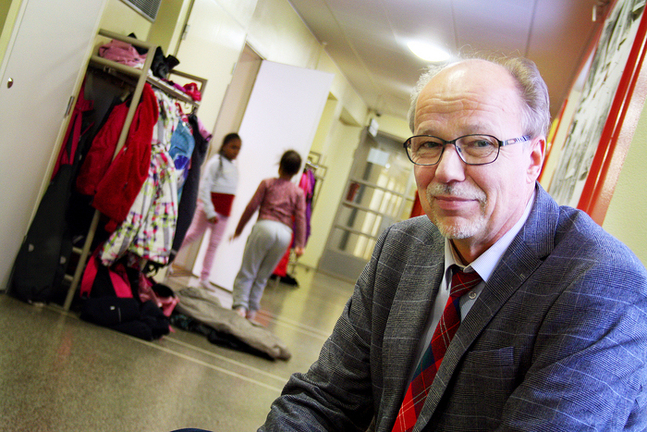 Markus Andersson är både lärare och präst men känner sig mest som en verkställande direktör. (foto: Nina Österholm)