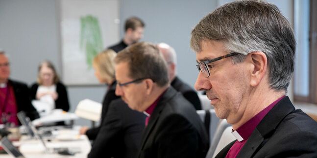 Oeniga biskopar. Lappobiskopen Matti Salomäki ville ha ny beredning om samkönad vigsel.