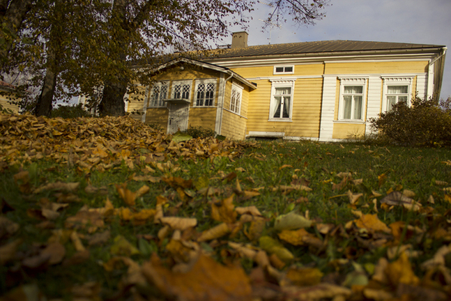 Domprostgårdens fasad är i gott skick. Inomhus krävs däremot en grundlig renovering bland annat av avlopps- och elsystem.