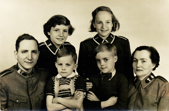 Erik Wahlströms
bägge föräldrar var officerare i Frälsningsarmén. (Erik Wahlström står på fotot till vänster om sin mamma Astrid.) 