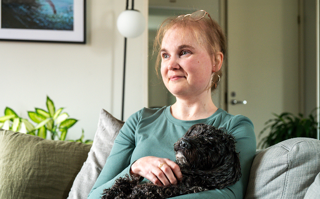 Lina Forsblom, här med hunden Lewis, har överlevt två livshotande sjukdomar.