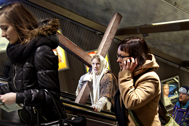 Martin Bahne spelar Jesus i årets Via Crucis i Helsingfors. FOTO: Frank Leiman