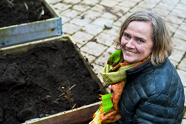 Annika Luther har tillsammans med sina elever vid Tölö gymnasium förberett jorden för vårens plantor.