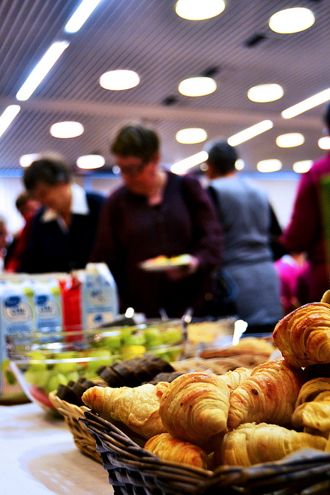 Frukostdukningen bjöd på allehanda godsaker och mättade ett hundratal magar. FOTO: Heidi Hendersson