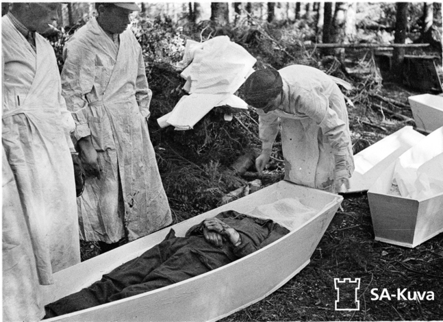 Finländska stupade läggs i kistor i Kollaa, Loimola i juli 1941. FOTO: SA-KUVA