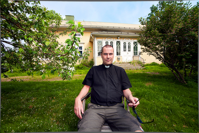 Markus Saarinen har trivts i Sideby prästgård, men den har känts stor för en ensam präst. Nu ska Sideby prästgård säljas. FOTO: JOHAN EKLÖF