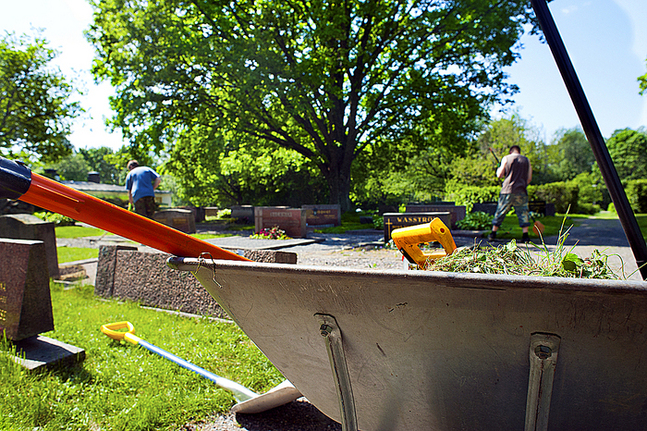 Sommarjobbarnas uppgifter på kyrkogården är bland annat att kratta gångarna och klippa gräs. FOTO: Johan Myrskog