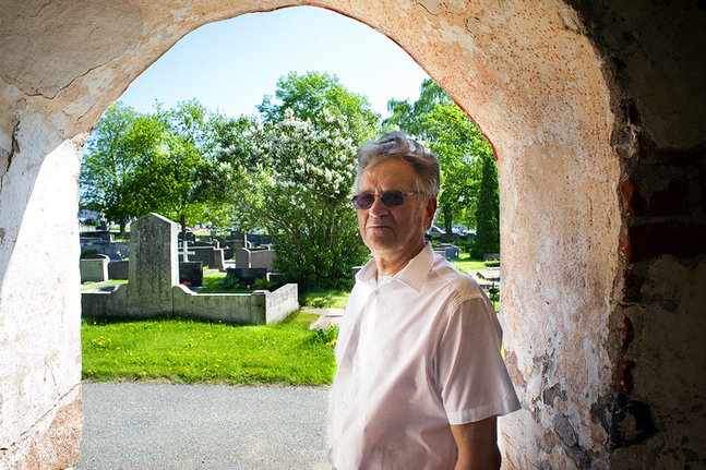 Tor Löjtlin tar också hand om gravgården i Ingå så ofta han kan. FOTO: Johan Myrskog