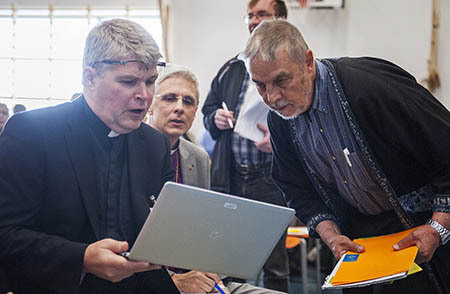 Rolf Steffansson, Matti Repo och Jaakko Mäkelä diskuterar formuleringarna i verksamhetsplanen.