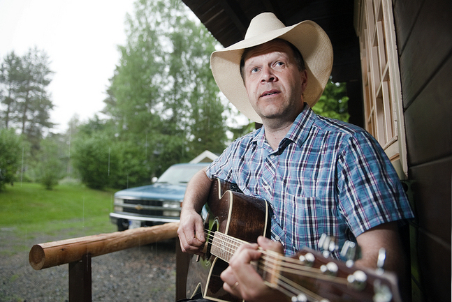 Johan Österbacka gillar cowboykulturen, Bluegrass och amerikanska bilar. Några av den elementen återfinns på välgörenhetskonserten i augusti.  FOTO: Johan Sandberg