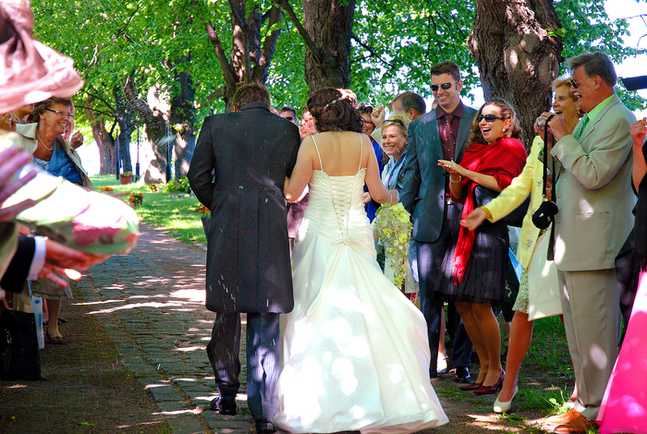 Sommaren är bröllopens högsäsong och speciellt i södra Finland gäller det att vara ute i god tid om man vill vigas i någon av de populäraste kyrkorna. Ofta bokar paren tid för vigsel redan ett år på förhand. FOTO: KP-ARKIV/ Mira Strandberg