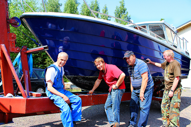 Målningen har lyckats bra, säger från vänster Tom Hellsten, Karel Kakko, Karl-Erik Westin och Ossi Väänänen. Sammanlagt har runt tio personer deltagit i Ingå församlings båtklubb. FOTO: Rolf af Hällström