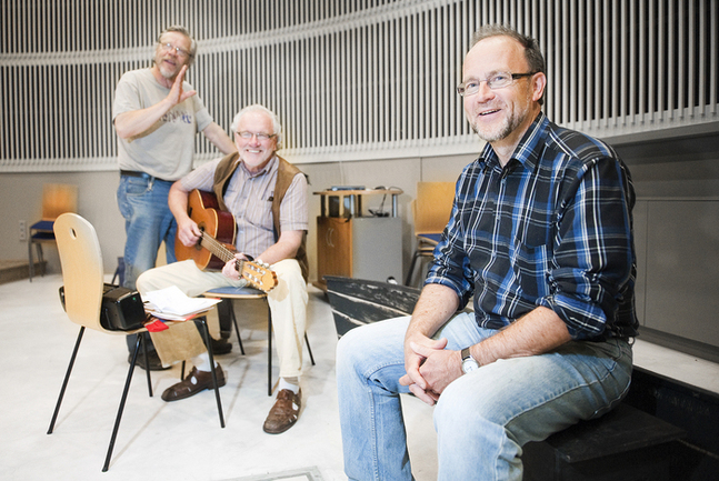 Förberedelserna är i full gång. Boris Salo får hjälp med berättandet av Håkan Streng och Lasse Hjelt. FOTO: Johan Sandberg