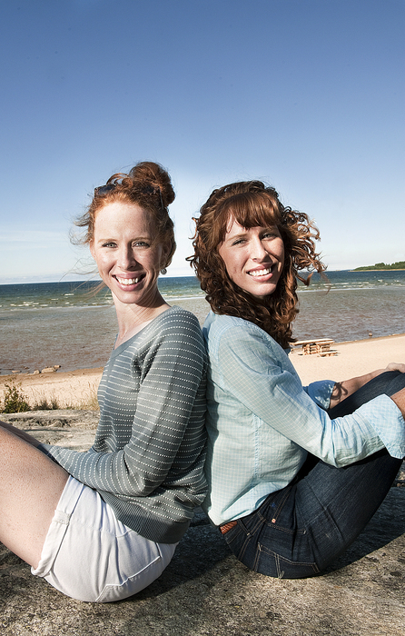 Katie och Penny Clark, två tredjedelar av gruppen Purple Hulls imponeras av den finländska skogen. FOTO: Johan Sandberg