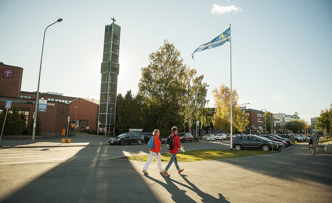 Om församlingarna i Vanda får som de vill rivs också den mögelskadade kyrkan i Dickursby. Hela kvarteret ska rivas och ersättas med nya bostäder och affärsutrymmen.