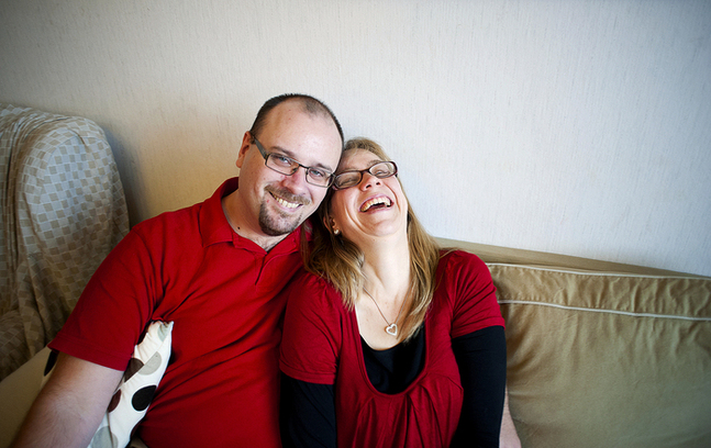 När Johanna och Christoffer Perret gifte sig visste de inte vad de gav sig in på, för det vet man inte. Femton år senare vet de att det inte är lätt men att det går att komma ut ur kriser och hopplöshet. (foto:Sofia Torvalds)