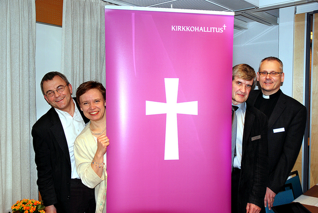 Lekmannaombuden Peter Lindbäck och Åsa A. Westerlund och prästombuden Max-Olav Lassila och Bo-Göran Åstrand tar i Kyrkostyrelsens strukturförslag. (foto: Rolf af Hällström)