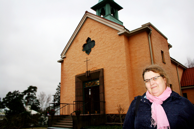 Heli Hämäläinen utanför sin hemkyrka på Brändö i Helsingfors. (foto: Tomas von Martens)