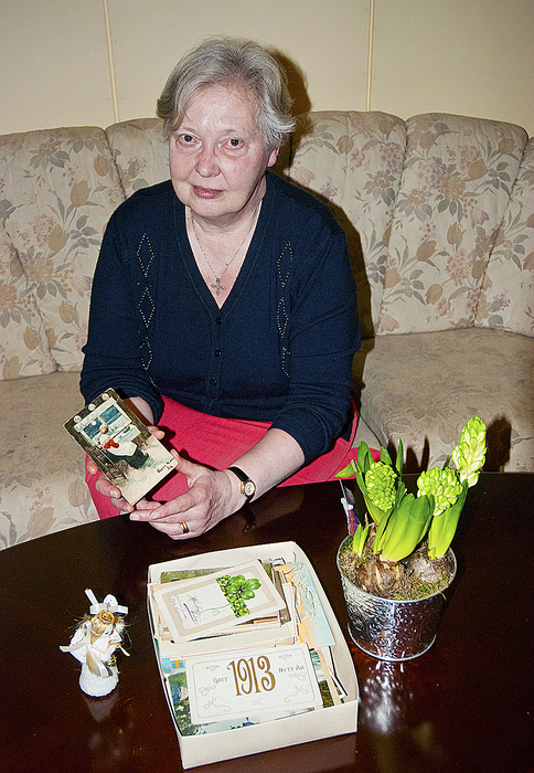 Benita Forsman är glad över att den hundraåriga kortsamlingen har överlevt både krigen och evakueringen av Hangö.